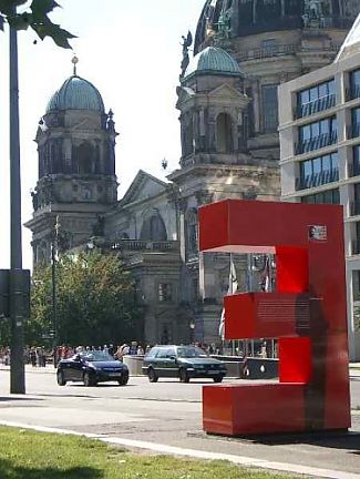 © KAWGro§e, rote Einstein-E's praegen das Berliner Stadtzentrum im Sommer 2005. Die Texte auf den Skulpturen stammten von Dr. Sybe Rispens.